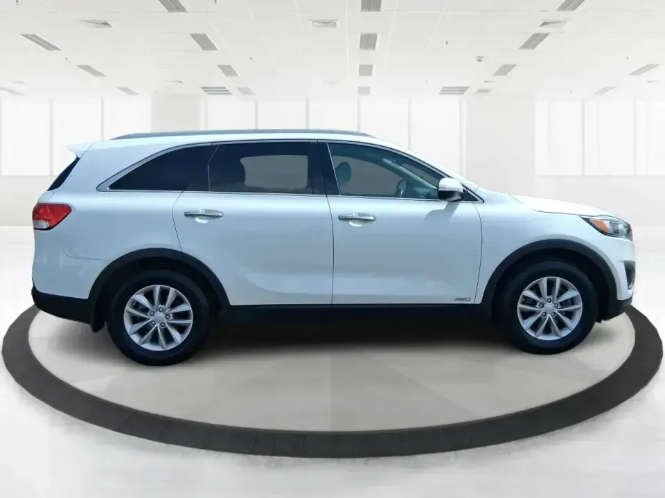 2016 Kia Sorento 2.4L LX (5XYPGDA34GG) with an 2.4L I-4 gasoline direct injection engine, 6-Speed Automatic transmission, located at 1230 East Main St, Xenia, OH, 45385, (937) 908-9800, 39.688026, -83.910172 - Ready for school drop-offs, I-75 commutes, and spontaneous weekend getaways to the Dayton area-this 2016 Kia Sorento LX is the kind of SUV that fits real life. With confident AWD capability, flexible seating, and everyday comfort, it's a smart pick for growing families, shift workers with long drive - Photo#1