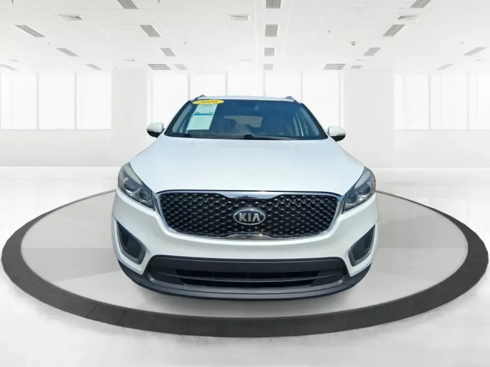2016 Kia Sorento 2.4L LX (5XYPGDA34GG) with an 2.4L I-4 gasoline direct injection engine, 6-Speed Automatic transmission, located at 1230 East Main St, Xenia, OH, 45385, (937) 908-9800, 39.688026, -83.910172 - Ready for school drop-offs, I-75 commutes, and spontaneous weekend getaways to the Dayton area-this 2016 Kia Sorento LX is the kind of SUV that fits real life. With confident AWD capability, flexible seating, and everyday comfort, it's a smart pick for growing families, shift workers with long drive - Photo#7
