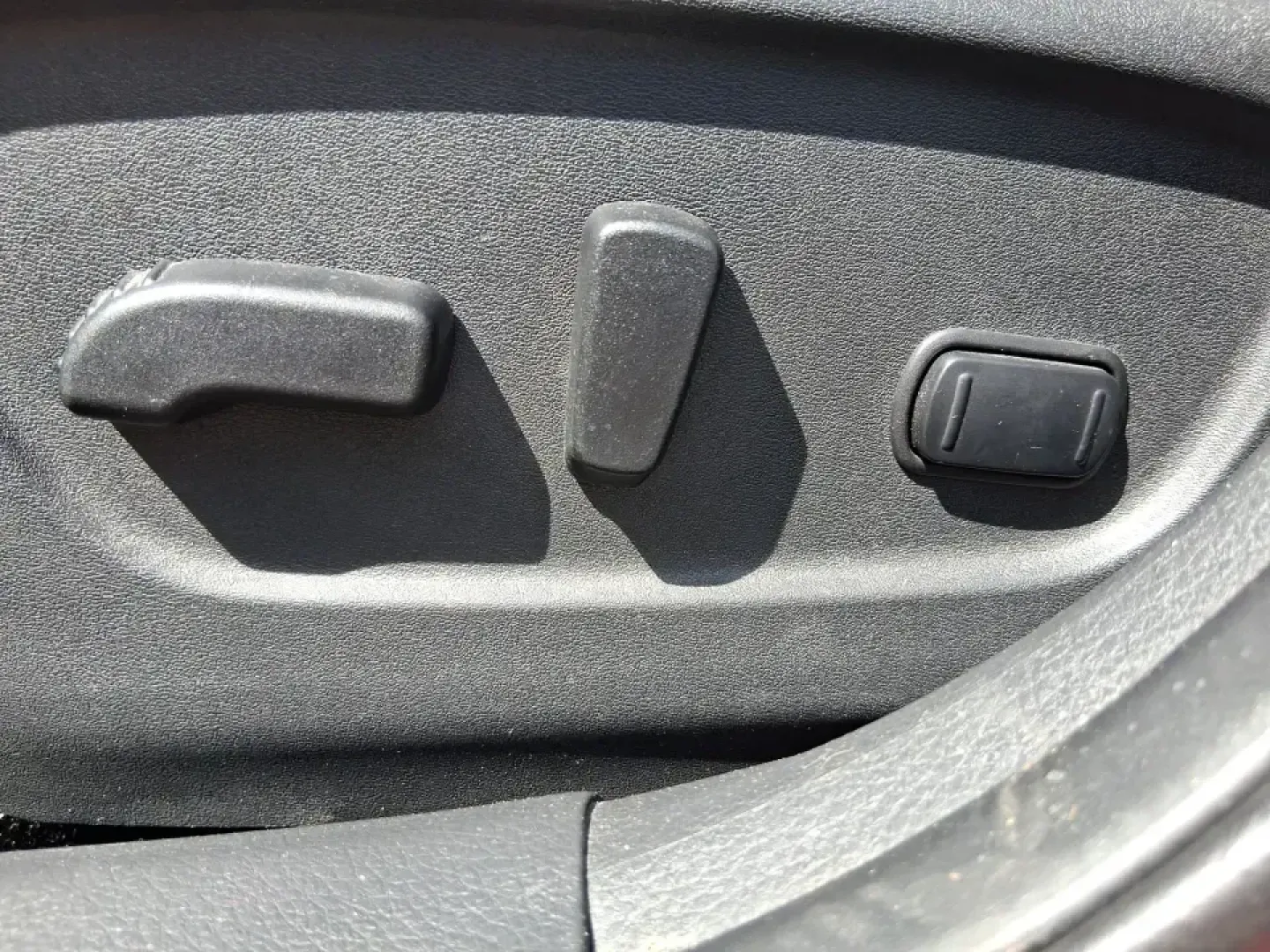 2015 Nissan Rogue SV (KNMAT2MV8FP) with an 2.5L I-4 DOHC engine, Continuously Variable Transmission transmission, located at 880 E. National Road, Vandalia, OH, 45377, (937) 908-9800, 39.891918, -84.183594 - Pack up the kids, load the cooler, and point the SUV toward your next weekend escape-this Cayenne Red 2015 Nissan Rogue SV is the kind of do-it-all crossover that fits real life in Vandalia, from school drop-offs and grocery runs to road trips up I75. With confident 4WD/AWD traction, a comfortable c - Photo#17
