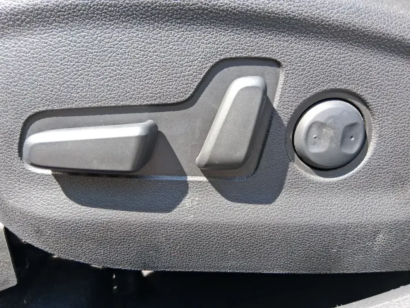 2018 Hyundai Tucson SEL Plus (KM8J33A4XJU) with an Nu 2L I-4 gasoline direct injection engine, 6A transmission, located at 8750 N County Rd 25A, Piqua, OH, 45356, (937) 908-9800, 40.164391, -84.232513 - Need a do-it-all SUV that fits real life in Greene County-school runs, long commutes to Dayton, and weekend getaways to John Bryan State Park-without sacrificing comfort or confidence? This 2018 Hyundai Tucson SEL Plus in Coliseum Gray is built for drivers who want practical space, modern tech, and - Photo#17