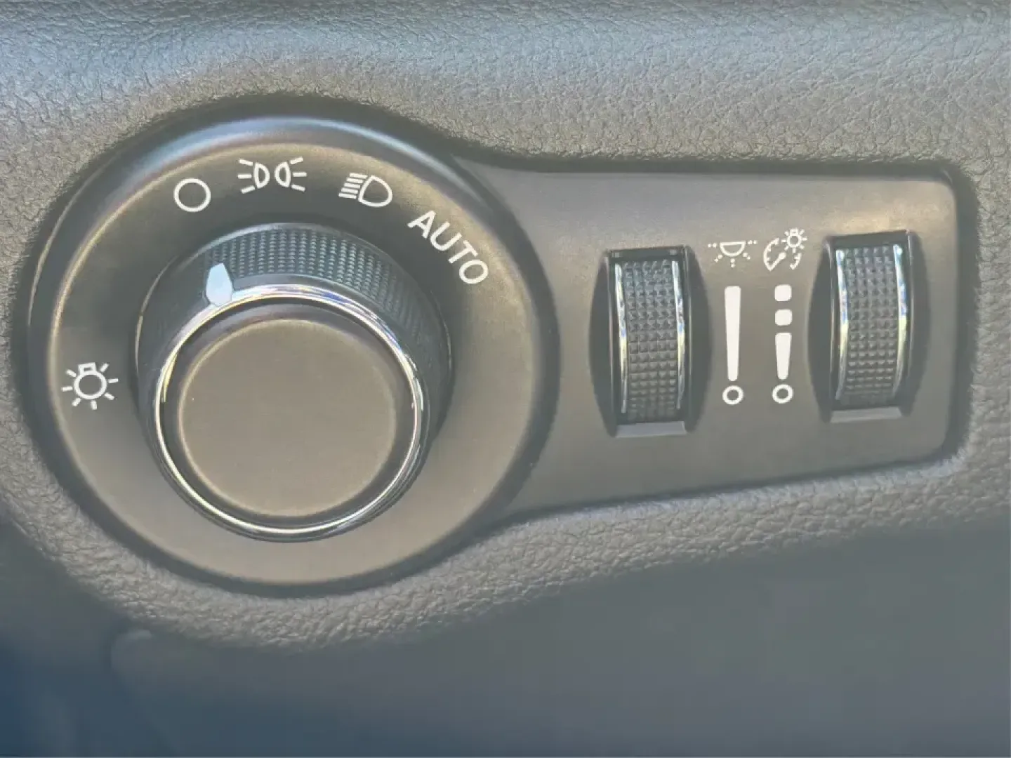 2016 Chrysler 200 Limited Platinum (1C3CCCABXGN) with an 2.4L L4 DOHC 16V engine, 9A transmission, located at 1230 East Main St, Xenia, OH, 45385, (937) 908-9800, 39.688026, -83.910172 - Picture your next weekday commute down I675 or a smooth evening drive past Wright State University-quiet cabin, premium touches, and the kind of comfort that makes errands, school drop-offs, and date nights feel effortless. This 2016 Chrysler 200 Limited Platinum in Billet Silver Metallic Clearcoat - Photo#17