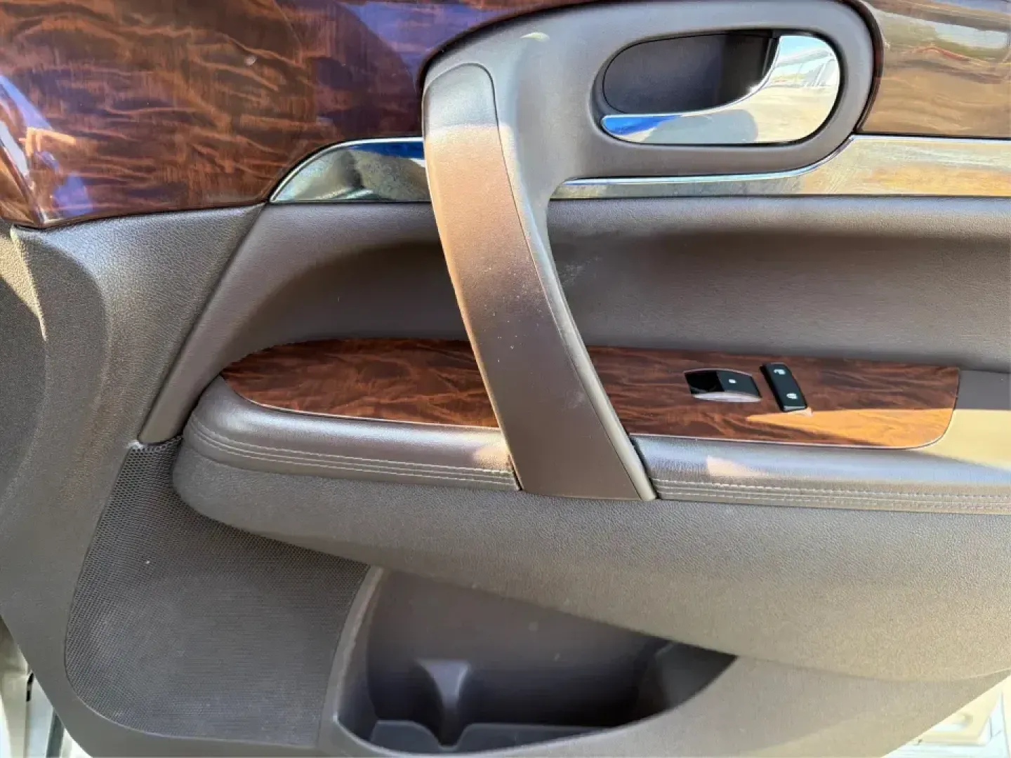 2016 Buick Enclave Leather (5GAKVBKD6GJ) with an 3.6L V-6 gasoline direct injection engine, 6-Speed Automatic Overdrive transmission, located at 1184 Kauffman Ave, Fairborn, OH, 45324, (937) 908-9800, 39.807072, -84.030914 - Need one vehicle that can handle school drop-offs, grocery runs, and a weekend road trip down I-75 without feeling cramped? This 2016 Buick Enclave Leather in Iridium Metallic is built for real-life family logistics and comfortable commuting around Moraine, Dayton, and the Miami Valley-offering thre - Photo#20