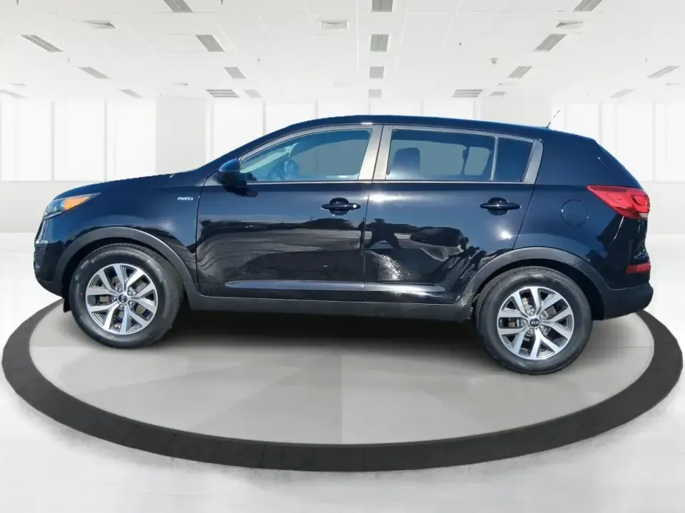 2016 Kia Sportage LX (KNDPBCAC7G7) with an Theta II 2.4L I-4 gasoline direct injection engine, 6-Speed Automatic transmission, located at 880 E. National Road, Vandalia, OH, 45377, (937) 908-9800, 39.891918, -84.183594 - 2016 Kia Sportage LX - Photo#5