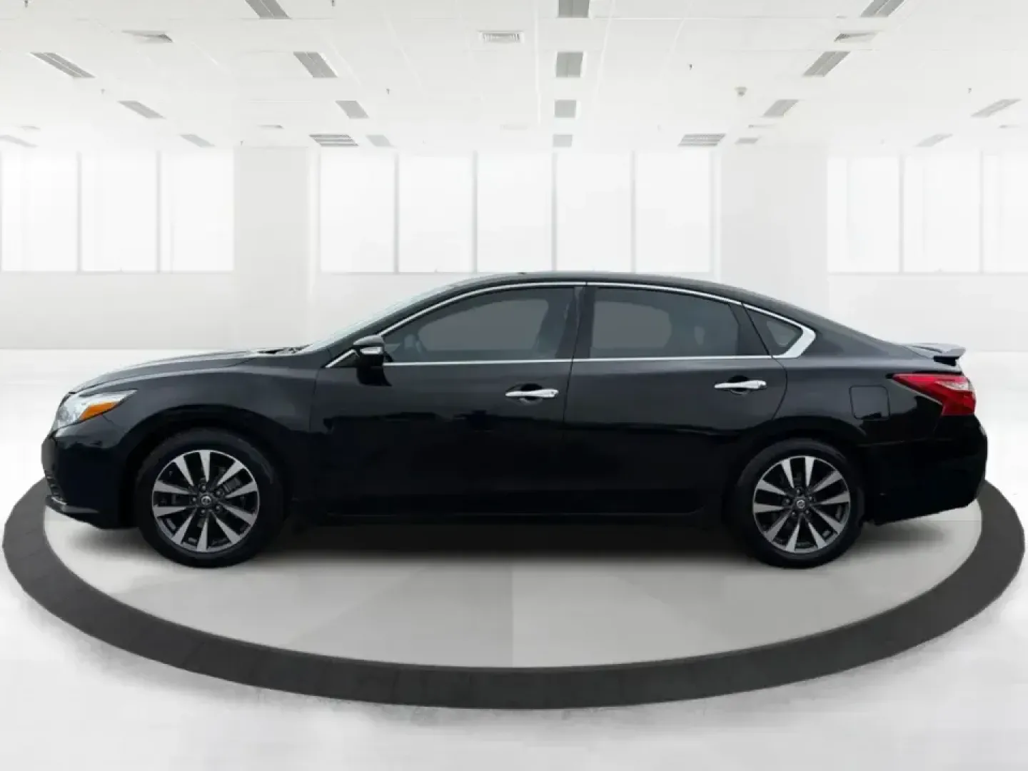 2016 Nissan Altima 2.5 SL (1N4AL3AP1GC) with an 2.5L I-4 DOHC engine, CVT transmission, located at 880 E. National Road, Vandalia, OH, 45377, (937) 908-9800, 39.891918, -84.183594 - Whether you're a Dayton-area commuter stacking highway miles, a busy parent shuttling kids between school and practice, or a weekend road-trip planner who wants comfort without overspending, this **2016 Nissan Altima 2.5 SL** is built for real life. With a sleek **Super Black** exterior and an upsca - Photo#5