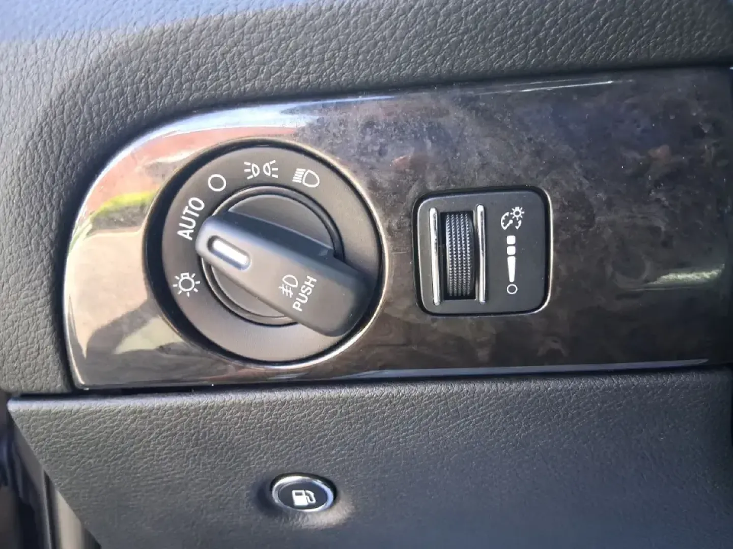 2015 Dodge Durango Limited (1C4RDJDG7FC) with an 3.6L V6 DOHC 24V engine, 8-Speed Automatic transmission, located at 880 E. National Road, Vandalia, OH, 45377, (937) 908-9800, 39.891918, -84.183594 - Pack up the kids, load the cargo, and point the nose toward your next weekend getaway-this 2015 Dodge Durango Limited is built for real life in West Central Ohio. Whether you're shuttling a growing family to practice, commuting up I75, or planning a road trip to Indian Lake, the Durango delivers the - Photo#17