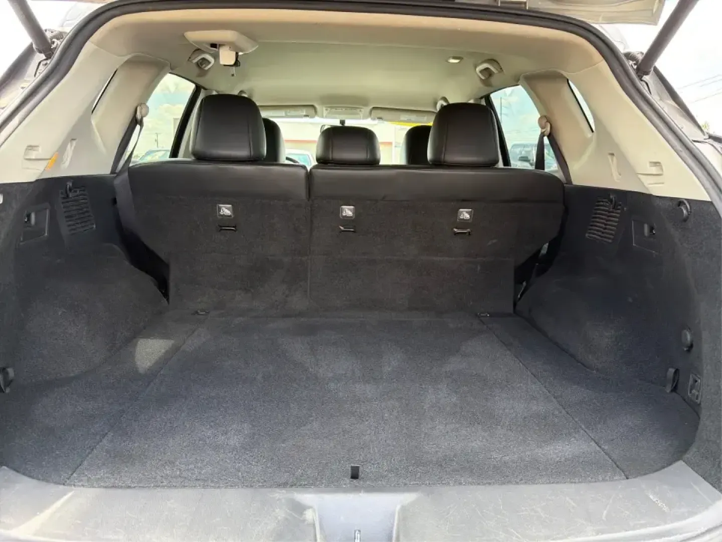 2015 Nissan Murano Platinum (5N1AZ2MHXFN) with an 3.5L V-6 DOHC engine, Continuously Variable Transmission transmission, located at 8750 N County Rd 25A, Piqua, OH, 45356, (937) 908-9800, 40.164391, -84.232513 - Load up the family, point the hood toward a weekend getaway, and enjoy the kind of comfort that makes long drives feel easy-this 2015 Nissan Murano Platinum is built for real life in West Central Ohio, from school drop-offs to road trips up I-75. Finished in Brilliant Silver Metallic and equipped wi - Photo#11