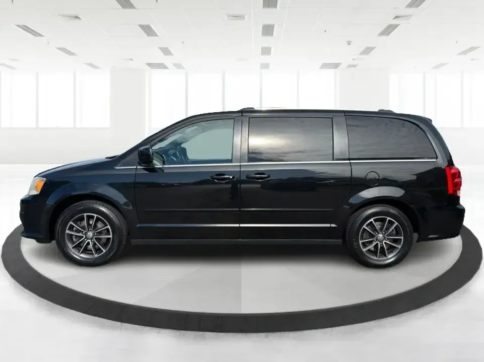 2017 Dodge Grand Caravan SXT (2C4RDGCG6HR) with an Pentastar 3.6L V-6 DOHC engine, 6A transmission, located at 1230 East Main St, Xenia, OH, 45385, (937) 908-9800, 39.688026, -83.910172 - Make school drop-offs, grocery runs, and weekend road trips feel easy again in a family-ready van that's built to haul people, gear, and memories. This 2017 Dodge Grand Caravan SXT in Black Onyx Crystal Pearlcoat is a smart pick for growing families, busy commuters who need space, and budget-conscio - Photo#5