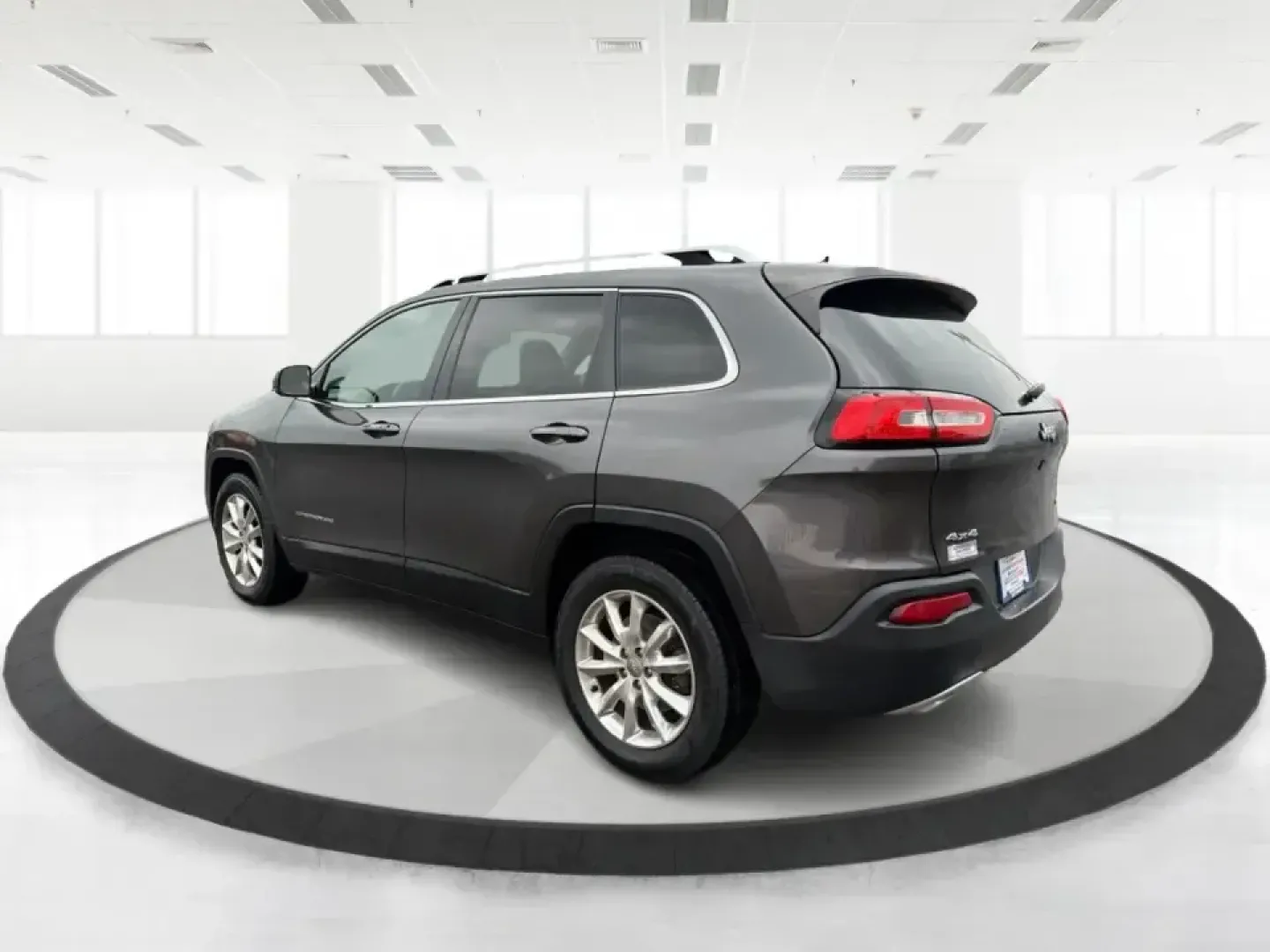 2015 Jeep Cherokee Limited (1C4PJMDS6FW) with an 3.2L V6 DOHC 24V engine, 9-Speed Automatic transmission, located at 1230 East Main St, Xenia, OH, 45385, (937) 908-9800, 39.688026, -83.910172 - Weekend escapes to John Bryan State Park, daily commutes down I70, or school-and-sports runs around Riverside-this 2015 Jeep Cherokee Limited is built for the kind of life that doesn't stay parked. With SUV comfort, confident capability, and upscale features, it's a smart fit for drivers who want on - Photo#4