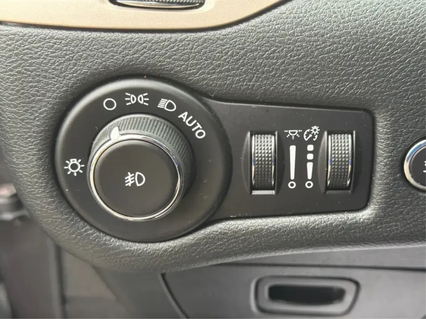 2015 Jeep Cherokee Limited (1C4PJMDS6FW) with an 3.2L V6 DOHC 24V engine, 9-Speed Automatic transmission, located at 1230 East Main St, Xenia, OH, 45385, (937) 908-9800, 39.688026, -83.910172 - Weekend escapes to John Bryan State Park, daily commutes down I70, or school-and-sports runs around Riverside-this 2015 Jeep Cherokee Limited is built for the kind of life that doesn't stay parked. With SUV comfort, confident capability, and upscale features, it's a smart fit for drivers who want on - Photo#17