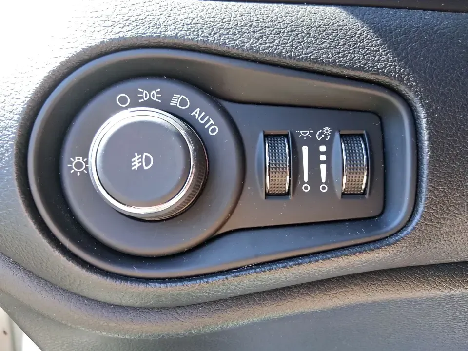 2015 Jeep Renegade Limited (ZACCJADT8FP) with an MultiAir2 Tigershark 2.4L I-4 variable valve contr engine, 9-Speed Automatic transmission, located at 401 Woodman Dr, Riverside, OH, 45431, (937) 908-9800, 39.760899, -84.123421 - Weekend plans, daily commutes, and last-minute road trips feel a lot easier when you've got a compact SUV that fits downtown parking spots but still has the confidence for I-675 and the back roads around the Miami Valley. This 2015 Jeep Renegade Limited is a smart pick for drivers who want SUV versa - Photo#17
