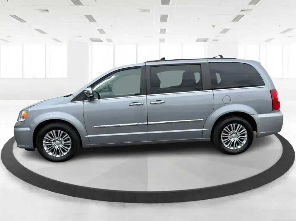 2015 Chrysler Town and Country Touring-L (2C4RC1CG9FR) with an 3.6L V-6 DOHC engine, 6-Speed Automatic transmission, located at 1230 East Main St, Xenia, OH, 45385, (937) 908-9800, 39.688026, -83.910172 - Road-trip ready and kid-hauler approved, this 2015 Chrysler Town and Country Touring-L is built for real life in Xenia-school drop-offs, long commutes to Dayton, and weekend runs to Caesar Creek State Park with the whole crew and everyone's gear. With its comfortable cabin, family-friendly tech, a - Photo#5
