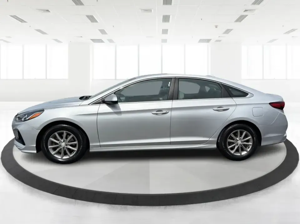 2018 Hyundai Sonata SE (5NPE24AF2JH) with an 2.4L I-4 gasoline direct injection engine, 7A transmission, located at 1230 East Main St, Xenia, OH, 45385, (937) 908-9800, 39.688026, -83.910172 - Need a dependable sedan for the daily commute from Xenia to Beavercreek, Wright-Patterson, or Downtown Dayton-without giving up comfort for weekend plans? This 2018 Hyundai Sonata SE in Symphony Silver is a practical, road-trip-ready midsize sedan that fits real life: school drop-offs, long work dri - Photo#5