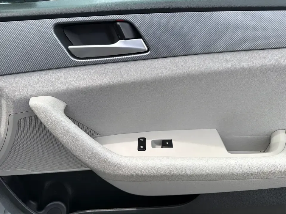 2018 Hyundai Sonata SE (5NPE24AF2JH) with an 2.4L I-4 gasoline direct injection engine, 7A transmission, located at 1230 East Main St, Xenia, OH, 45385, (937) 908-9800, 39.688026, -83.910172 - Need a dependable sedan for the daily commute from Xenia to Beavercreek, Wright-Patterson, or Downtown Dayton-without giving up comfort for weekend plans? This 2018 Hyundai Sonata SE in Symphony Silver is a practical, road-trip-ready midsize sedan that fits real life: school drop-offs, long work dri - Photo#18