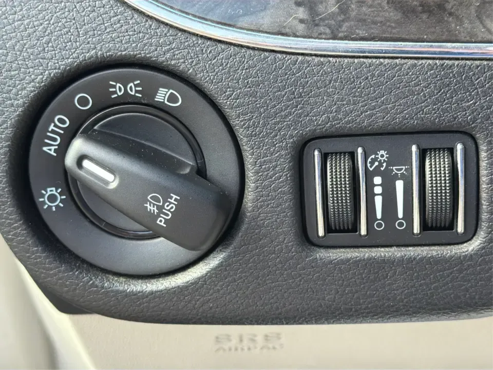2015 Chrysler Town and Country Touring (2C4RC1BG1FR) with an 3.6L V-6 DOHC engine, 6-Speed Automatic transmission, located at 1951 S Dayton Lakeview Rd., New Carlisle, OH, 45344, (937) 908-9800, 39.890999, -84.050255 - Load up the kids, the snacks, and the luggage-this 2015 Chrysler Town and Country Touring is built for real life in New Carlisle, whether you're running daily school drop-offs, commuting toward Dayton, or packing up for a weekend road trip. Finished in eye-catching True Blue Pearlcoat, this family - Photo#17