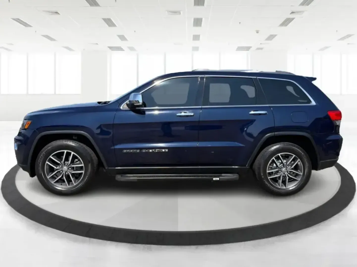 2017 Jeep Grand Cherokee Limited 4x2 (1C4RJEBG2HC) with an 3.6L V6 DOHC 24V engine, 8A transmission, located at 880 E. National Road, Vandalia, OH, 45377, (937) 908-9800, 39.891918, -84.183594 - Picture your next road trip starting in Vandalia-bags packed, playlists ready, and the comfort to make every mile feel easy. This 2017 Jeep Grand Cherokee Limited 4x2 is a smart fit for busy families, daily commuters heading toward Dayton, and weekend explorers who want SUV space and Jeep style with- Photo#5
