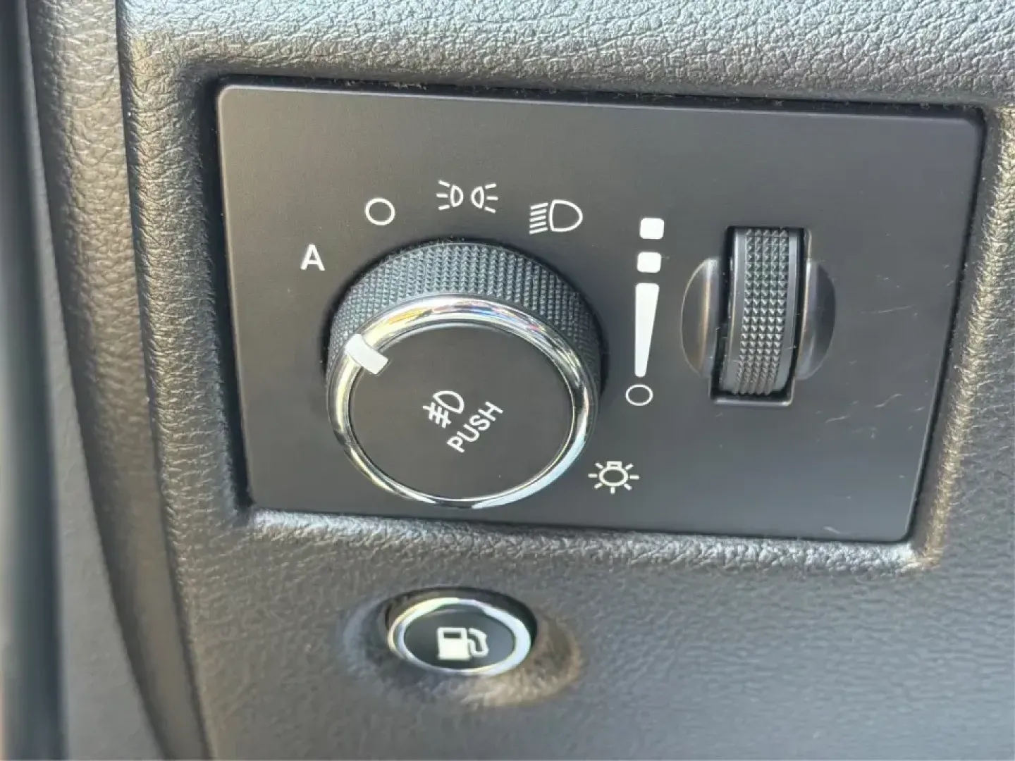 2017 Jeep Grand Cherokee Limited 4x2 (1C4RJEBG2HC) with an 3.6L V6 DOHC 24V engine, 8A transmission, located at 880 E. National Road, Vandalia, OH, 45377, (937) 908-9800, 39.891918, -84.183594 - Picture your next road trip starting in Vandalia-bags packed, playlists ready, and the comfort to make every mile feel easy. This 2017 Jeep Grand Cherokee Limited 4x2 is a smart fit for busy families, daily commuters heading toward Dayton, and weekend explorers who want SUV space and Jeep style with- Photo#17