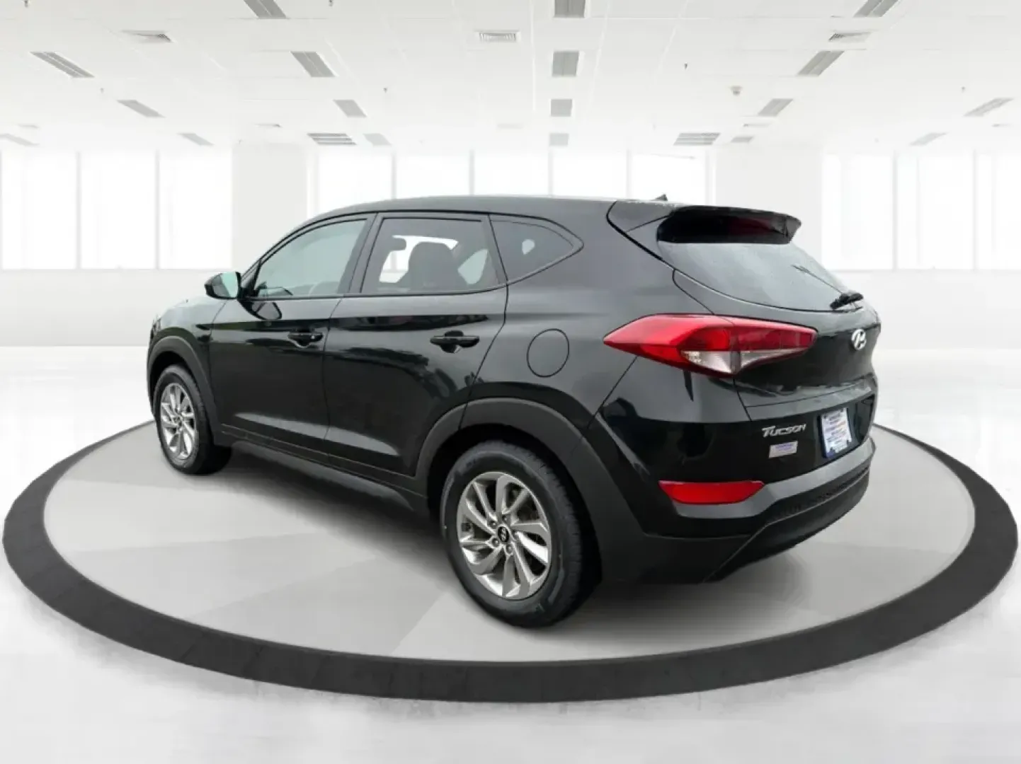 2018 Hyundai Tucson SE (KM8J2CA41JU) with an Nu 2L I-4 gasoline direct injection engine, 6A transmission, located at 4508 South Dixie Dr, Moraine, OH, 45439, (937) 908-9800, 39.689976, -84.218452 - Pack up the kids for a day at Carillon Historical Park, load camping gear for a weekend at Germantown MetroPark, or settle into a comfortable long commute down I-75-this 2018 Hyundai Tucson SE is the kind of compact SUV that fits real life in the Miami Valley. With its versatile SUV body style, conf - Photo#4