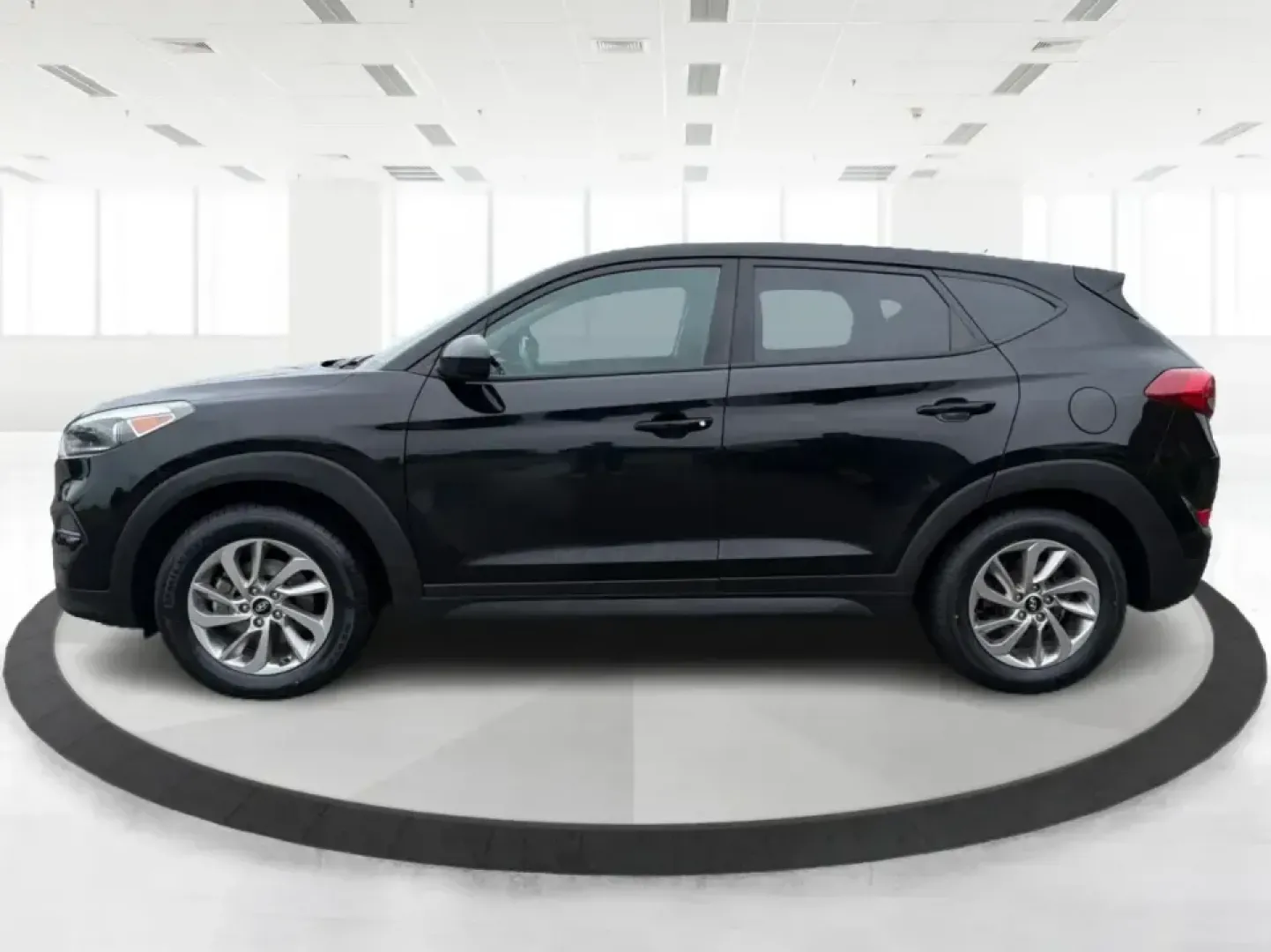 2018 Hyundai Tucson SE (KM8J2CA41JU) with an Nu 2L I-4 gasoline direct injection engine, 6A transmission, located at 4508 South Dixie Dr, Moraine, OH, 45439, (937) 908-9800, 39.689976, -84.218452 - Pack up the kids for a day at Carillon Historical Park, load camping gear for a weekend at Germantown MetroPark, or settle into a comfortable long commute down I-75-this 2018 Hyundai Tucson SE is the kind of compact SUV that fits real life in the Miami Valley. With its versatile SUV body style, conf - Photo#5