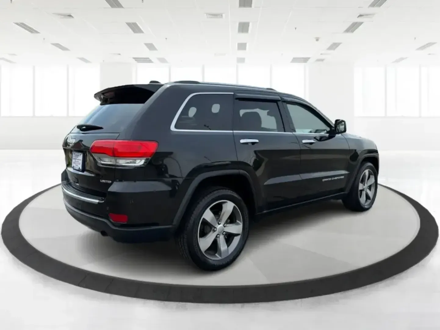 2015 Jeep Grand Cherokee Limited (1C4RJEBG4FC) with an 3.6L V6 DOHC 24V engine, 8-Speed Automatic transmission, located at 1184 Kauffman Ave, Fairborn, OH, 45324, (937) 908-9800, 39.807072, -84.030914 - Picture your next weekend: loading up the family for a day at Carillon Historical Park, cruising down I675 with the A/C keeping everyone comfortable, then heading out toward Eastwood MetroPark with plenty of cargo space for chairs, coolers, and gear. This 2015 Jeep Grand Cherokee Limited is the kind - Photo#2