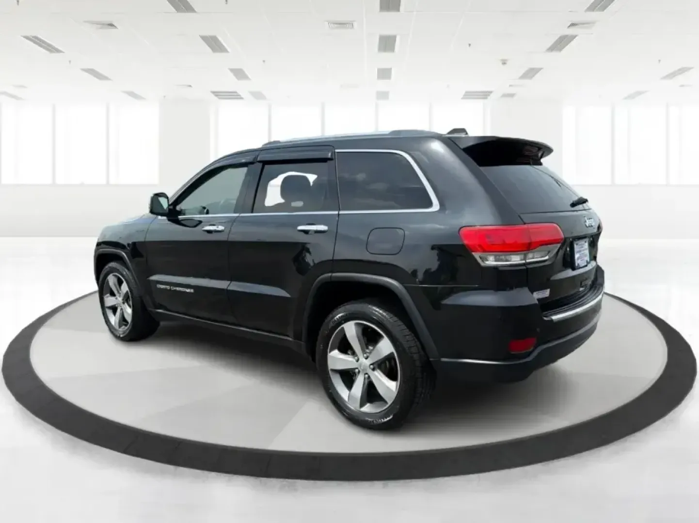 2015 Jeep Grand Cherokee Limited (1C4RJEBG4FC) with an 3.6L V6 DOHC 24V engine, 8-Speed Automatic transmission, located at 1184 Kauffman Ave, Fairborn, OH, 45324, (937) 908-9800, 39.807072, -84.030914 - Picture your next weekend: loading up the family for a day at Carillon Historical Park, cruising down I675 with the A/C keeping everyone comfortable, then heading out toward Eastwood MetroPark with plenty of cargo space for chairs, coolers, and gear. This 2015 Jeep Grand Cherokee Limited is the kind - Photo#4