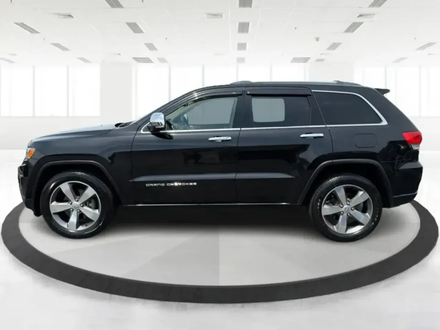 2015 Jeep Grand Cherokee Limited (1C4RJEBG4FC) with an 3.6L V6 DOHC 24V engine, 8-Speed Automatic transmission, located at 1184 Kauffman Ave, Fairborn, OH, 45324, (937) 908-9800, 39.807072, -84.030914 - Picture your next weekend: loading up the family for a day at Carillon Historical Park, cruising down I675 with the A/C keeping everyone comfortable, then heading out toward Eastwood MetroPark with plenty of cargo space for chairs, coolers, and gear. This 2015 Jeep Grand Cherokee Limited is the kind - Photo#5