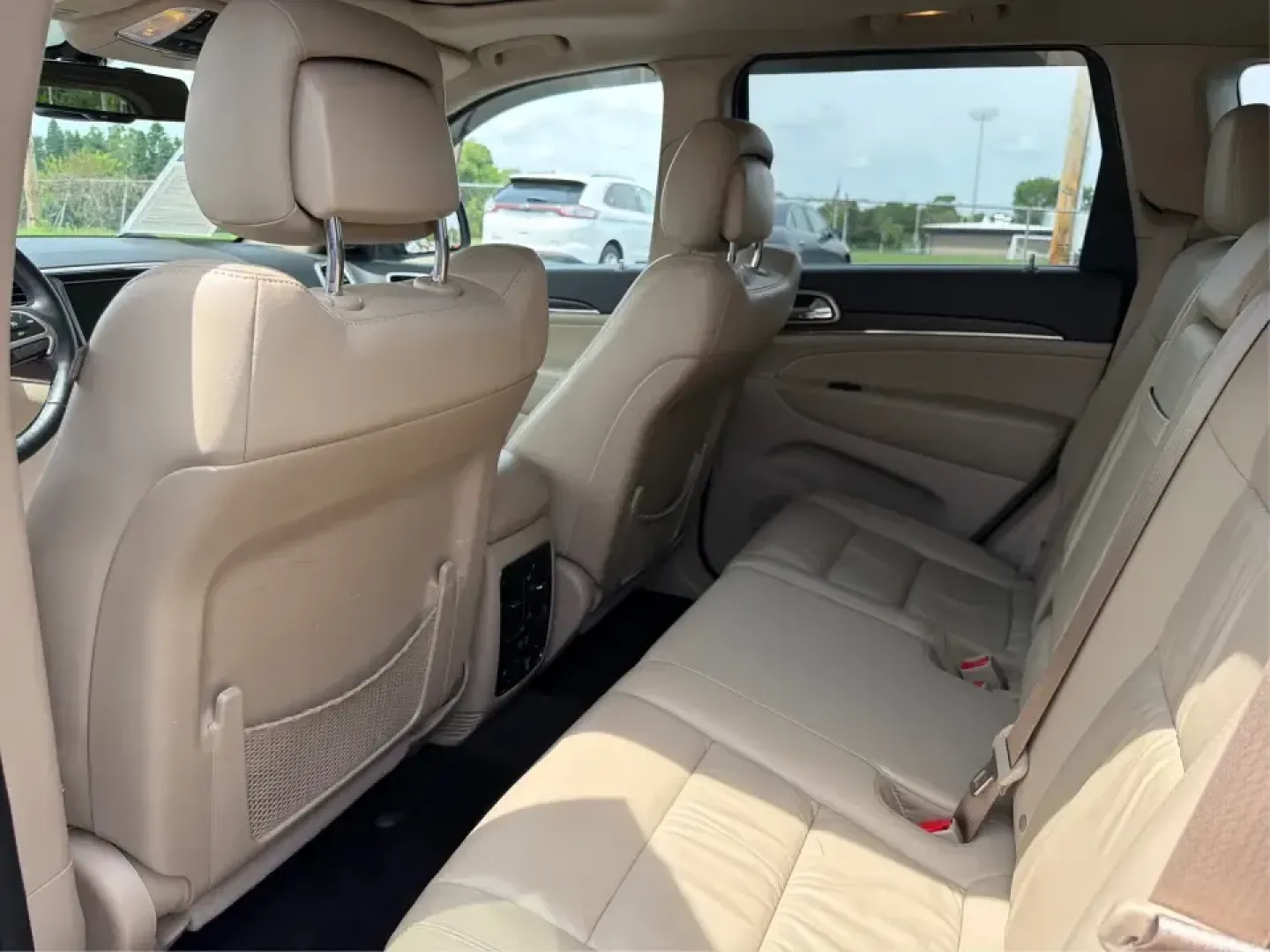 2015 Jeep Grand Cherokee Limited (1C4RJEBG4FC) with an 3.6L V6 DOHC 24V engine, 8-Speed Automatic transmission, located at 1184 Kauffman Ave, Fairborn, OH, 45324, (937) 908-9800, 39.807072, -84.030914 - Picture your next weekend: loading up the family for a day at Carillon Historical Park, cruising down I675 with the A/C keeping everyone comfortable, then heading out toward Eastwood MetroPark with plenty of cargo space for chairs, coolers, and gear. This 2015 Jeep Grand Cherokee Limited is the kind - Photo#10