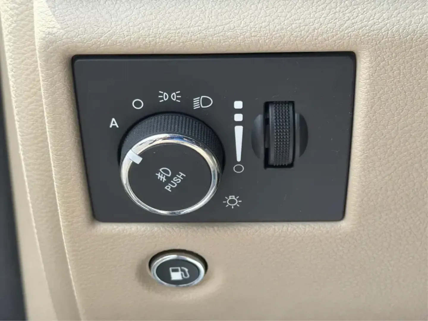 2015 Jeep Grand Cherokee Limited (1C4RJEBG4FC) with an 3.6L V6 DOHC 24V engine, 8-Speed Automatic transmission, located at 1184 Kauffman Ave, Fairborn, OH, 45324, (937) 908-9800, 39.807072, -84.030914 - Picture your next weekend: loading up the family for a day at Carillon Historical Park, cruising down I675 with the A/C keeping everyone comfortable, then heading out toward Eastwood MetroPark with plenty of cargo space for chairs, coolers, and gear. This 2015 Jeep Grand Cherokee Limited is the kind - Photo#17