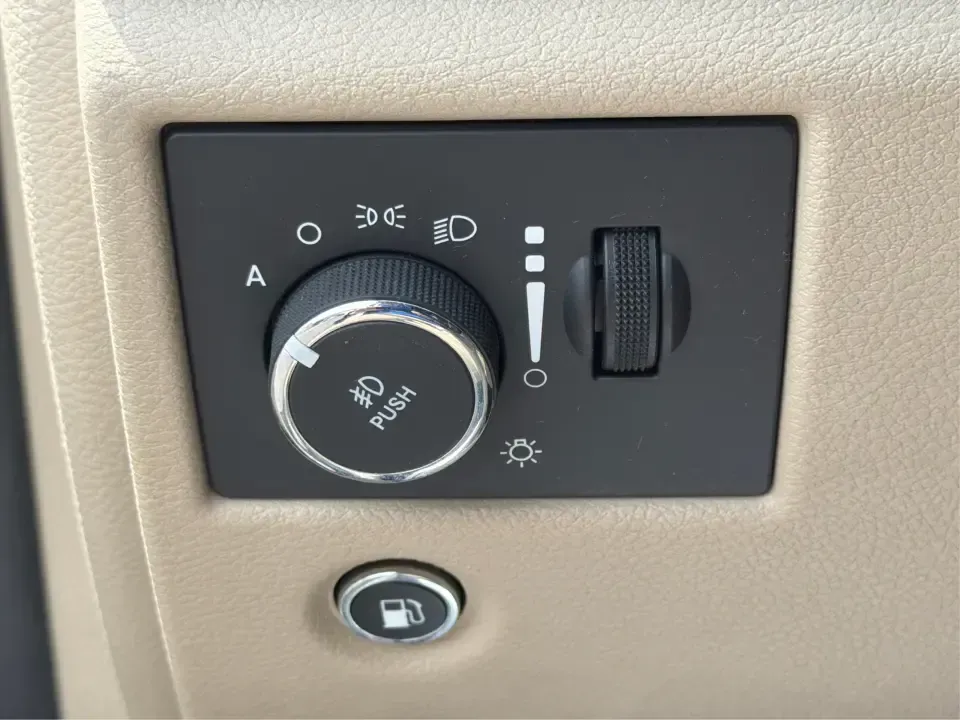 2015 Jeep Grand Cherokee Limited (1C4RJEBG4FC) with an 3.6L V6 DOHC 24V engine, 8-Speed Automatic transmission, located at 880 E. National Road, Vandalia, OH, 45377, (937) 908-9800, 39.891918, -84.183594 - Picture your next weekend: loading up the family for a day at Carillon Historical Park, cruising down I675 with the A/C keeping everyone comfortable, then heading out toward Eastwood MetroPark with plenty of cargo space for chairs, coolers, and gear. This 2015 Jeep Grand Cherokee Limited is the kind - Photo#17