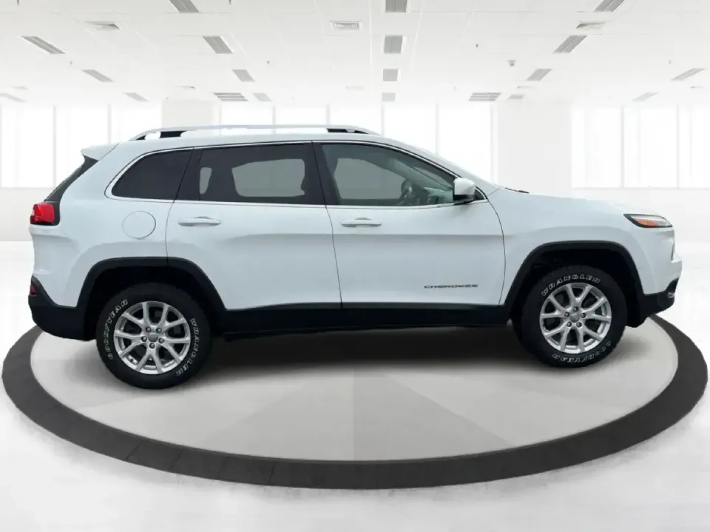 2017 Jeep Cherokee Latitude 4x4 (1C4PJMCS5HW) with an 3.2L V6 DOHC 24V engine, 9A transmission, located at 1184 Kauffman Ave, Fairborn, OH, 45324, (937) 908-9800, 39.807072, -84.030914 - Weekend getaways to John Bryan State Park, snowy commutes to Wright-Patterson AFB, or everyday school-and-grocery runs around Fairborn-this 2017 Jeep Cherokee Latitude 4x4 is built for the kind of life that doesn't stop when the weather changes. With confident 4x4 capability, a comfortable cabin, an - Photo#1