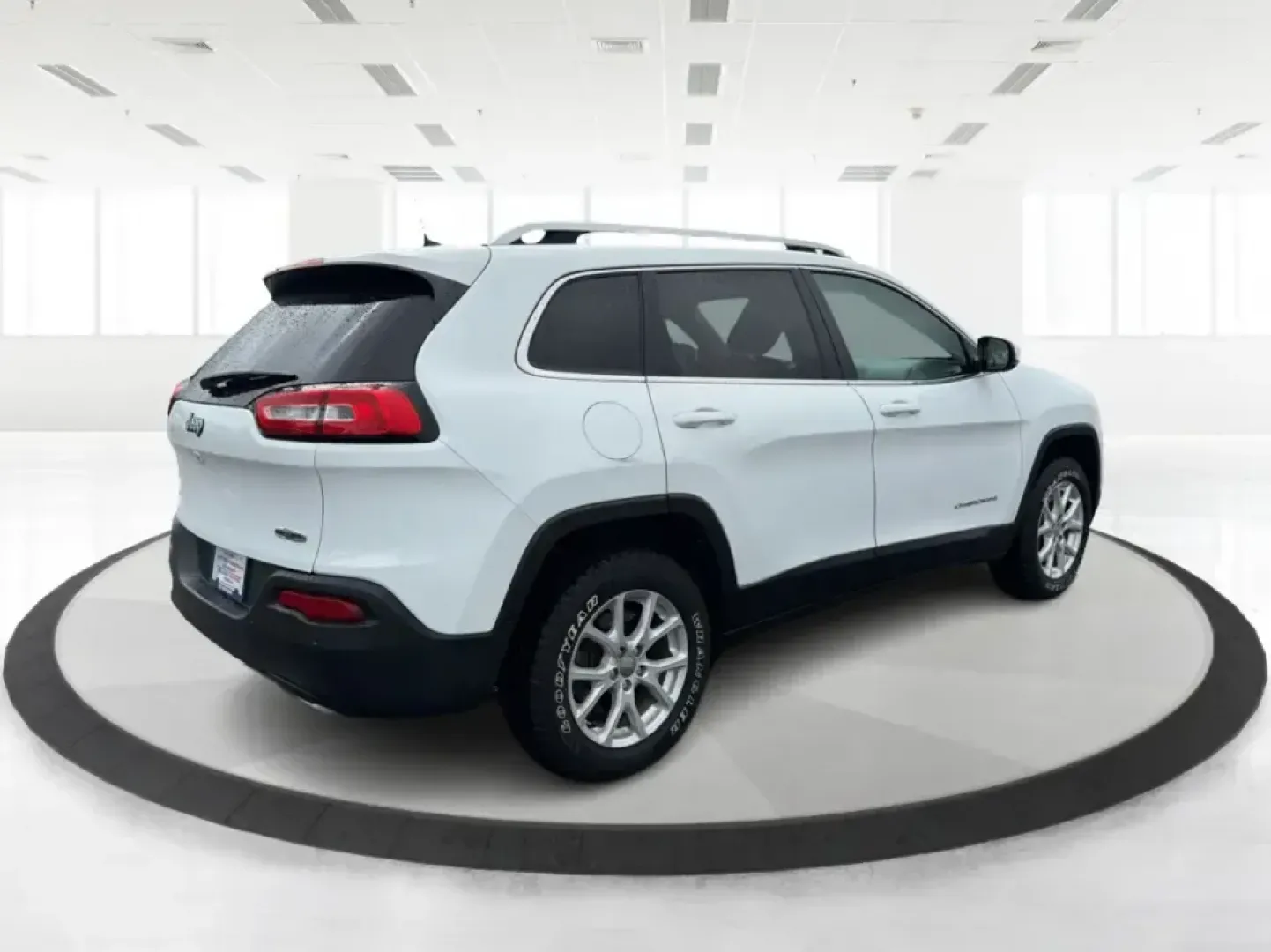 2017 Jeep Cherokee Latitude 4x4 (1C4PJMCS5HW) with an 3.2L V6 DOHC 24V engine, 9A transmission, located at 1184 Kauffman Ave, Fairborn, OH, 45324, (937) 908-9800, 39.807072, -84.030914 - Weekend getaways to John Bryan State Park, snowy commutes to Wright-Patterson AFB, or everyday school-and-grocery runs around Fairborn-this 2017 Jeep Cherokee Latitude 4x4 is built for the kind of life that doesn't stop when the weather changes. With confident 4x4 capability, a comfortable cabin, an - Photo#2