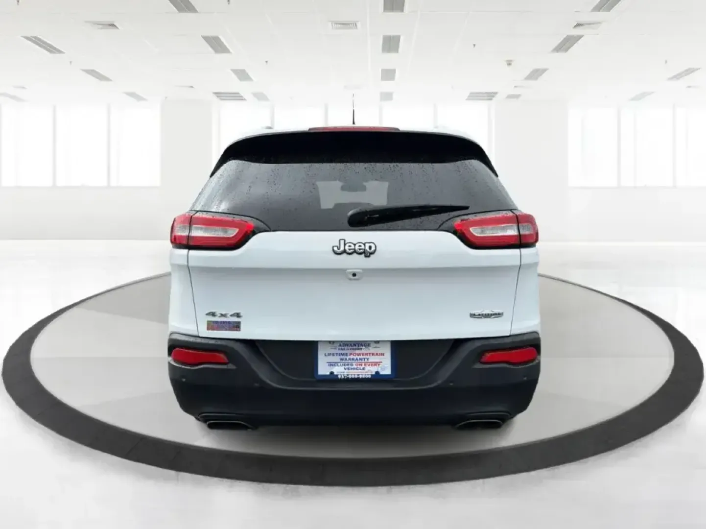 2017 Jeep Cherokee Latitude 4x4 (1C4PJMCS5HW) with an 3.2L V6 DOHC 24V engine, 9A transmission, located at 1184 Kauffman Ave, Fairborn, OH, 45324, (937) 908-9800, 39.807072, -84.030914 - Weekend getaways to John Bryan State Park, snowy commutes to Wright-Patterson AFB, or everyday school-and-grocery runs around Fairborn-this 2017 Jeep Cherokee Latitude 4x4 is built for the kind of life that doesn't stop when the weather changes. With confident 4x4 capability, a comfortable cabin, an - Photo#3