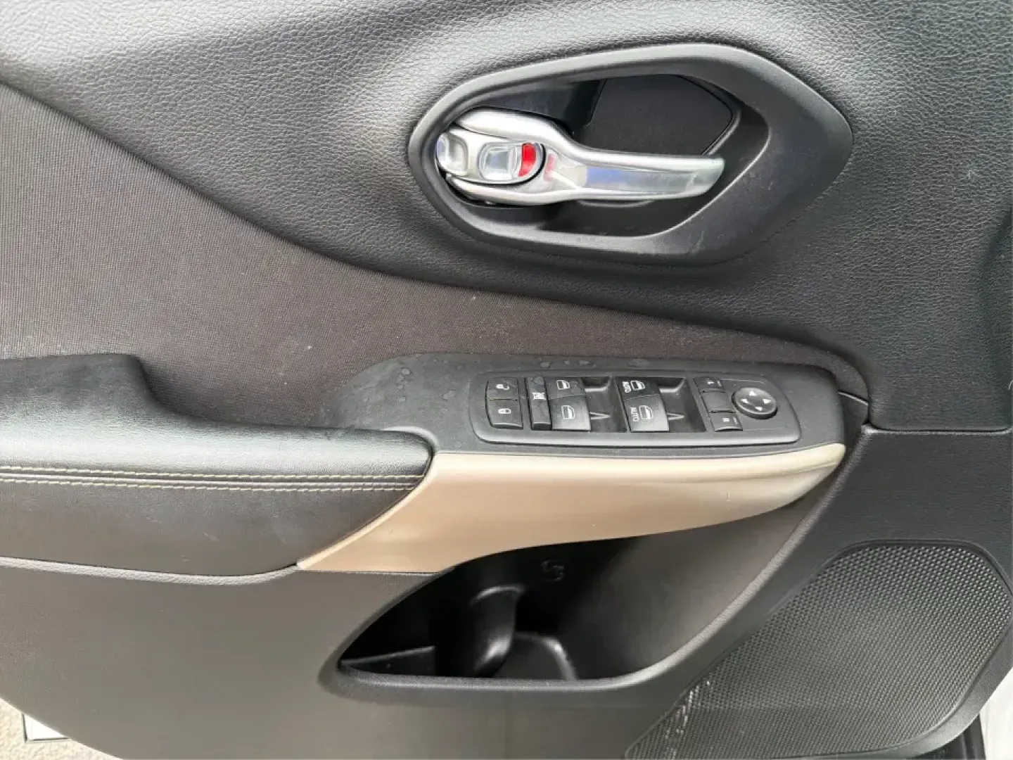 2017 Jeep Cherokee Latitude 4x4 (1C4PJMCS5HW) with an 3.2L V6 DOHC 24V engine, 9A transmission, located at 1184 Kauffman Ave, Fairborn, OH, 45324, (937) 908-9800, 39.807072, -84.030914 - Weekend getaways to John Bryan State Park, snowy commutes to Wright-Patterson AFB, or everyday school-and-grocery runs around Fairborn-this 2017 Jeep Cherokee Latitude 4x4 is built for the kind of life that doesn't stop when the weather changes. With confident 4x4 capability, a comfortable cabin, an - Photo#18