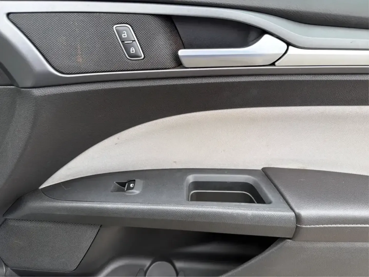 2014 Ford Fusion S (3FA6P0G78ER) with an Duratec 2.5L I-4 DOHC engine, Automatic transmission, located at 1230 East Main St, Xenia, OH, 45385, (937) 908-9800, 39.688026, -83.910172 - Are you on the hunt for a reliable sedan that fits seamlessly into your everyday life? Look no further than this stunning 2014 Ford Fusion S, available now at Advantage Car and Credit in Fairborn, OH. This vehicle is the perfect choice for budget-conscious buyers or families needing a dependable rid - Photo#19