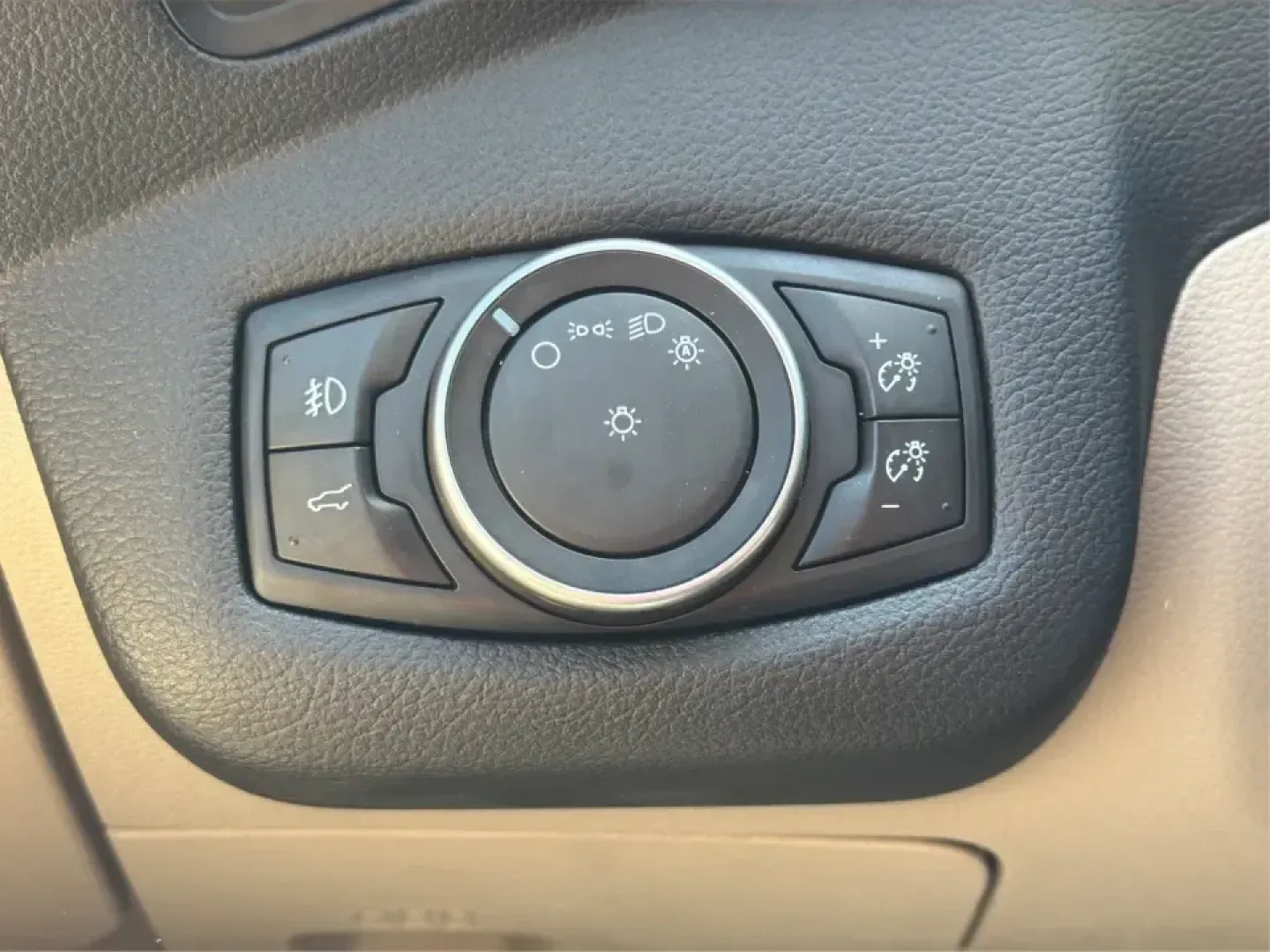 2017 Ford Escape SE (1FMCU0GD2HU) with an 1.5L L4 DOHC 16V engine, 6A transmission, located at 880 E. National Road, Vandalia, OH, 45377, (937) 908-9800, 39.891918, -84.183594 - Picture your next week in Vandalia: weekday commutes down E. National Road and I75, school drop-offs, quick grocery runs near the Dayton International Airport area, and a weekend escape to Taylorsville MetroPark or a day out at the Montgomery County Fairgrounds. This 2017 Ford Escape SE is built for - Photo#17