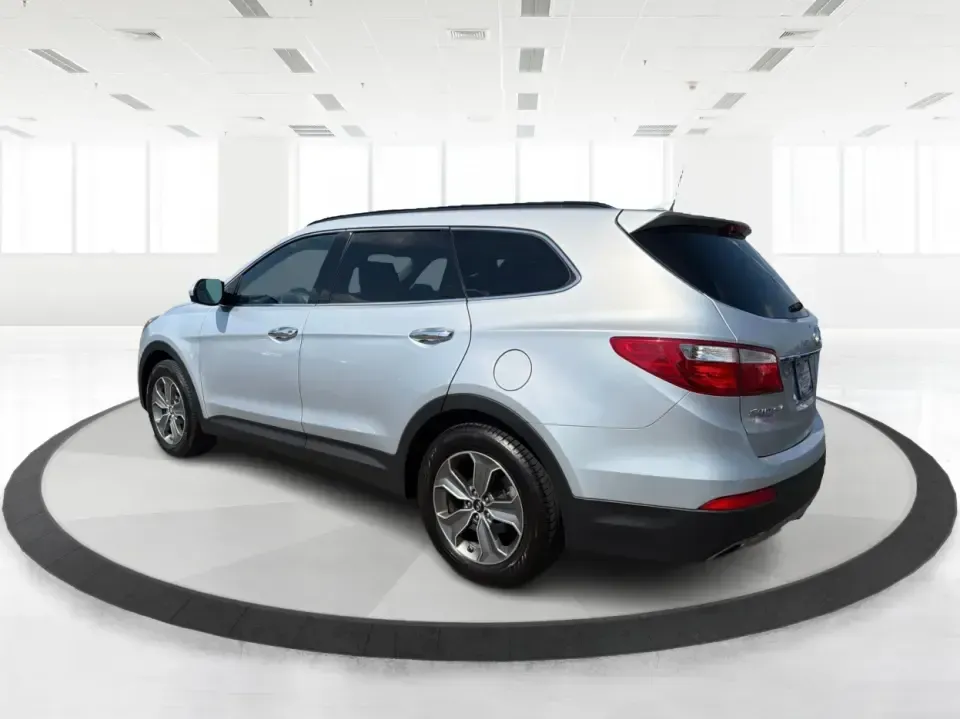 2016 Hyundai Santa Fe SE (KM8SMDHF5GU) with an 3.3L V-6 gasoline direct injection engine, 6A transmission, located at 1184 Kauffman Ave, Fairborn, OH, 45324, (937) 908-9800, 39.807072, -84.030914 - Whether you're hauling the kids to practice in Beavercreek, commuting to Wright-Patterson AFB, or loading up for a weekend escape toward Yellow Springs, this 2016 Hyundai Santa Fe SE is the kind of SUV that fits real life-roomy, confident in changing Ohio weather, and packed with comfort features th - Photo#4