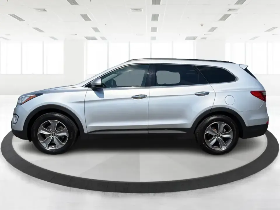 2016 Hyundai Santa Fe SE (KM8SMDHF5GU) with an 3.3L V-6 gasoline direct injection engine, 6A transmission, located at 1184 Kauffman Ave, Fairborn, OH, 45324, (937) 908-9800, 39.807072, -84.030914 - Whether you're hauling the kids to practice in Beavercreek, commuting to Wright-Patterson AFB, or loading up for a weekend escape toward Yellow Springs, this 2016 Hyundai Santa Fe SE is the kind of SUV that fits real life-roomy, confident in changing Ohio weather, and packed with comfort features th - Photo#5