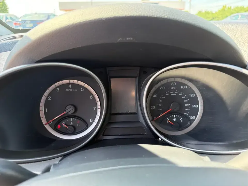2016 Hyundai Santa Fe SE (KM8SMDHF5GU) with an 3.3L V-6 gasoline direct injection engine, 6A transmission, located at 1184 Kauffman Ave, Fairborn, OH, 45324, (937) 908-9800, 39.807072, -84.030914 - Whether you're hauling the kids to practice in Beavercreek, commuting to Wright-Patterson AFB, or loading up for a weekend escape toward Yellow Springs, this 2016 Hyundai Santa Fe SE is the kind of SUV that fits real life-roomy, confident in changing Ohio weather, and packed with comfort features th - Photo#15