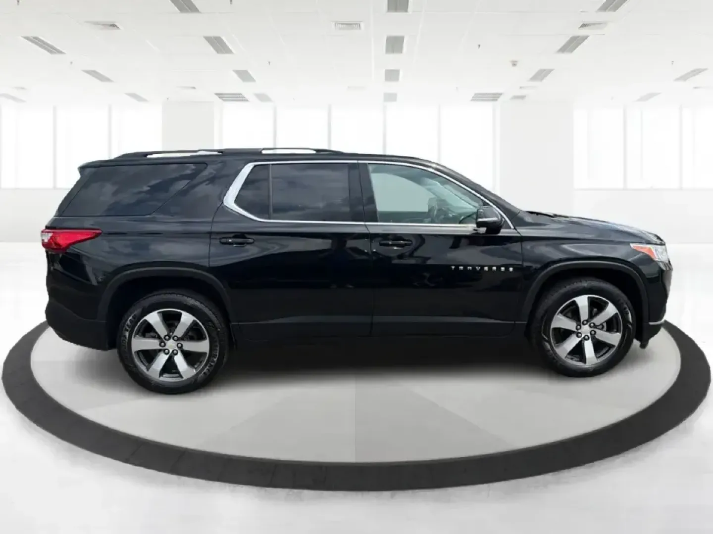 2019 Chevrolet Traverse 3LT (1GNERHKW6KJ) with an 3.6L V-6 gasoline direct injection engine, 9A transmission, located at 1230 East Main St, Xenia, OH, 45385, (937) 908-9800, 39.688026, -83.910172 - Load up the kids, the groceries, and the gear-then head from weekday school drop-offs to weekend road trips without feeling cramped. This 2019 Chevrolet Traverse 3LT is built for real life in Xenia, with three-row flexibility, confident V6 power, and the kind of comfort features that make long drive - Photo#1