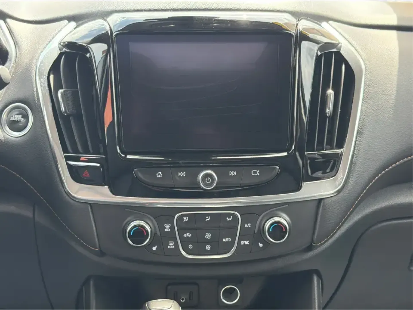2019 Chevrolet Traverse 3LT (1GNERHKW6KJ) with an 3.6L V-6 gasoline direct injection engine, 9A transmission, located at 1230 East Main St, Xenia, OH, 45385, (937) 908-9800, 39.688026, -83.910172 - Load up the kids, the groceries, and the gear-then head from weekday school drop-offs to weekend road trips without feeling cramped. This 2019 Chevrolet Traverse 3LT is built for real life in Xenia, with three-row flexibility, confident V6 power, and the kind of comfort features that make long drive - Photo#13