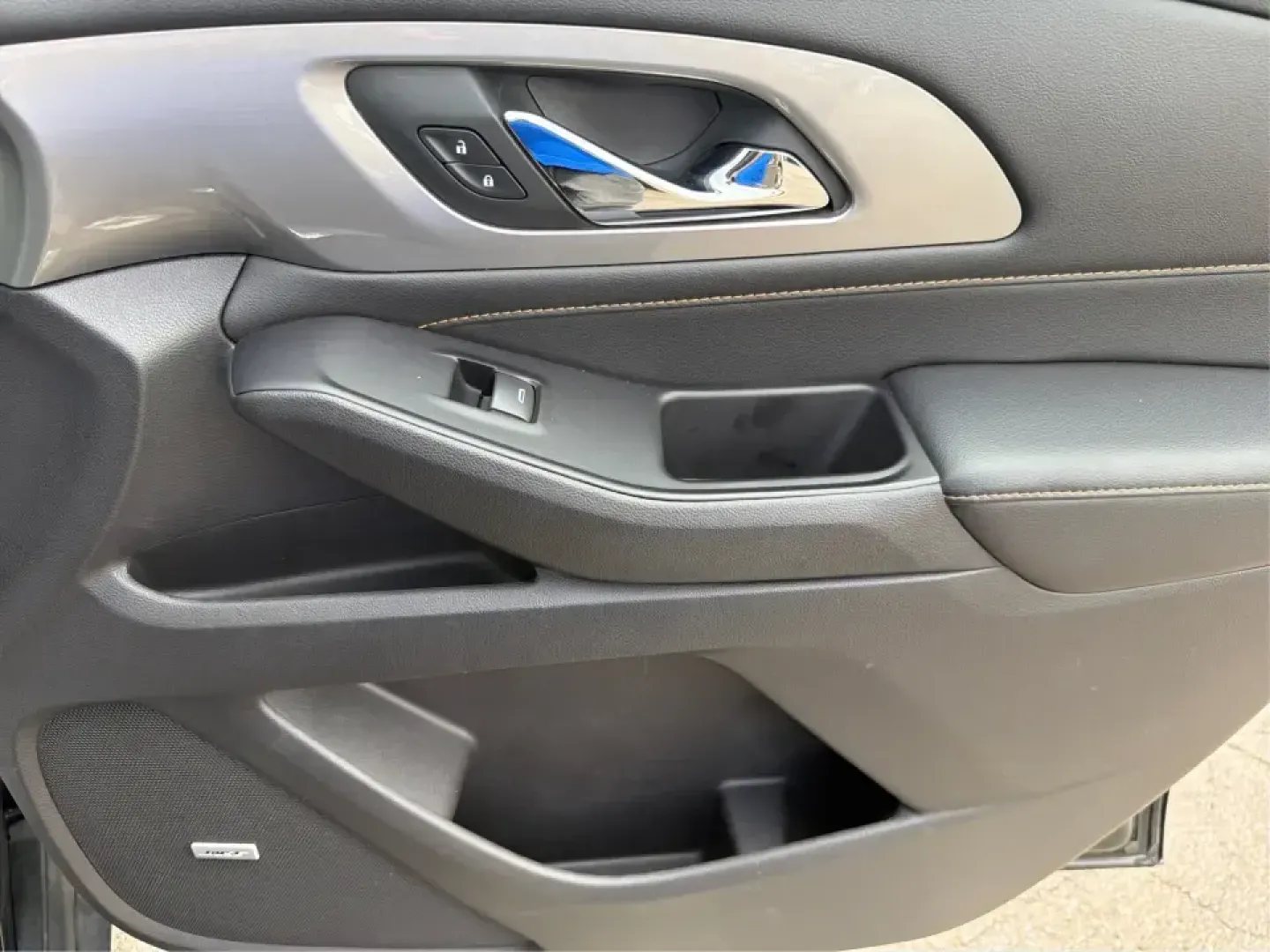2019 Chevrolet Traverse 3LT (1GNERHKW6KJ) with an 3.6L V-6 gasoline direct injection engine, 9A transmission, located at 1230 East Main St, Xenia, OH, 45385, (937) 908-9800, 39.688026, -83.910172 - Load up the kids, the groceries, and the gear-then head from weekday school drop-offs to weekend road trips without feeling cramped. This 2019 Chevrolet Traverse 3LT is built for real life in Xenia, with three-row flexibility, confident V6 power, and the kind of comfort features that make long drive - Photo#20