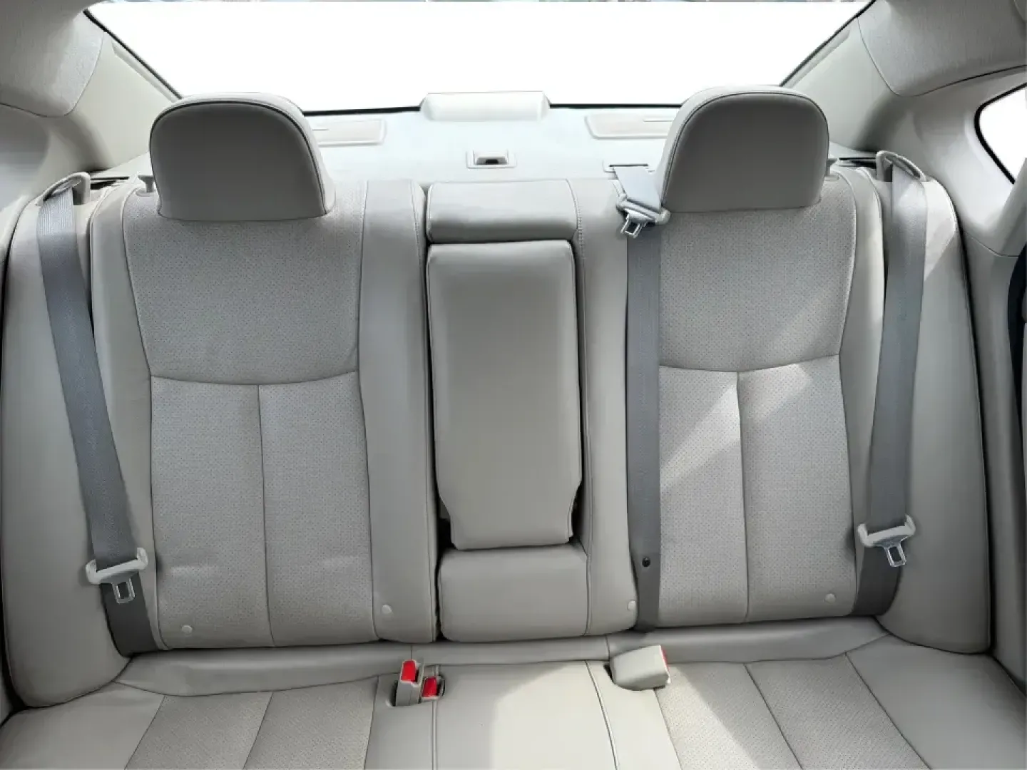 2014 Nissan Sentra SL (3N1AB7AP6EY) with an 1.8L I-4 DOHC engine, 6-Speed Manual transmission, located at 1099 N County Rd 25A , Troy, OH, 45373, (937) 908-9800, 40.057079, -84.212883 - Need a dependable commuter that's easy to park downtown, sips regular unleaded, and still feels comfortable for weekend getaways? This 2014 Nissan Sentra SL in Aspen White is a smart pick for Troy-area drivers who want a practical sedan with upscale touches and a driver-engaged feel thanks to its 6- - Photo#14
