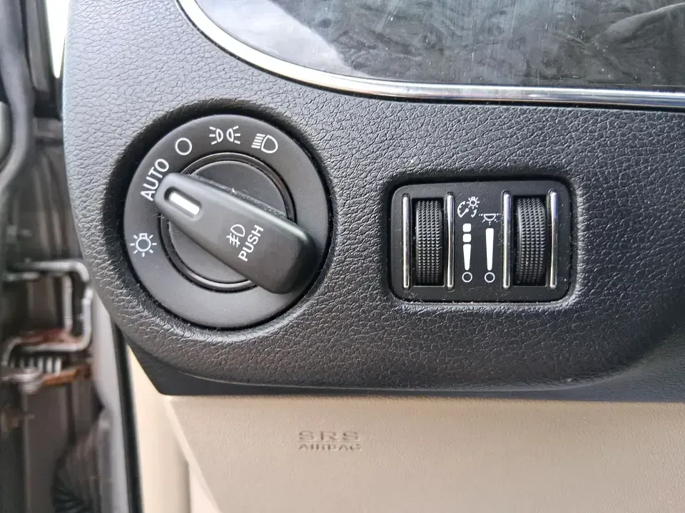 2016 Chrysler Town and Country Touring (2C4RC1BG4GR) with an Pentastar 3.6L V-6 DOHC engine, 6A transmission, located at 1184 Kauffman Ave, Fairborn, OH, 45324, (937) 908-9800, 39.807072, -84.030914 - Load up the kids, the cooler, and the playlist-this 2016 Chrysler Town and Country Touring is built for real life in Fairborn, from school drop-offs and Wright-Patterson AFB commutes to weekend trips up I-675 and family days at Wright State University events. With its comfortable cabin, flexible s - Photo#17