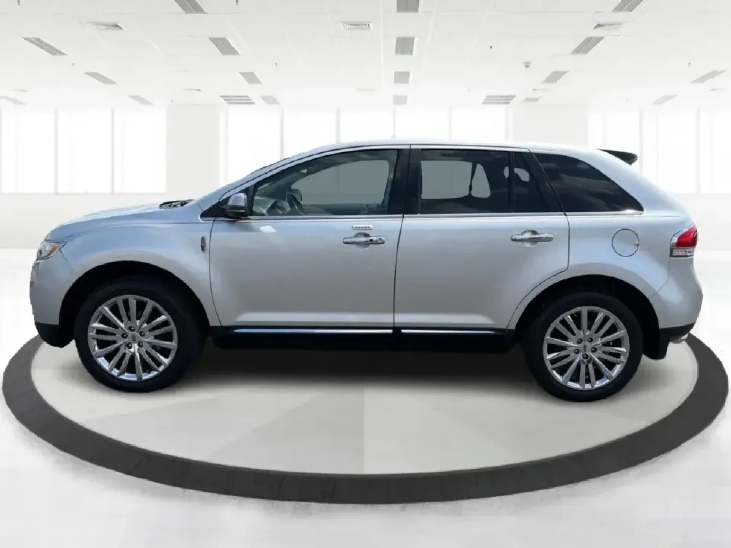 2012 Lincoln MKX Base (2LMDJ8JK1CB) with an 3.7L V6 DOHC 24V engine, 6-Speed Automatic transmission, located at 401 Woodman Dr, Riverside, OH, 45431, (937) 908-9800, 39.760899, -84.123421 - Need a comfortable, confident SUV for daily commuting to Wright-Patterson AFB, school drop-offs in Beavercreek, and weekend runs to The Greene or Carillon Historical Park? This 2012 Lincoln MKX Base in classic Silver delivers the kind of quiet ride, upscale comfort, and V6 power that makes errands f - Photo#5