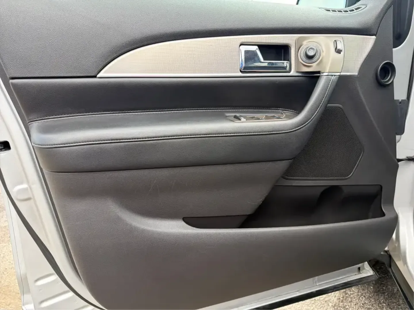 2012 Lincoln MKX Base (2LMDJ8JK1CB) with an 3.7L V6 DOHC 24V engine, 6-Speed Automatic transmission, located at 401 Woodman Dr, Riverside, OH, 45431, (937) 908-9800, 39.760899, -84.123421 - Need a comfortable, confident SUV for daily commuting to Wright-Patterson AFB, school drop-offs in Beavercreek, and weekend runs to The Greene or Carillon Historical Park? This 2012 Lincoln MKX Base in classic Silver delivers the kind of quiet ride, upscale comfort, and V6 power that makes errands f - Photo#18