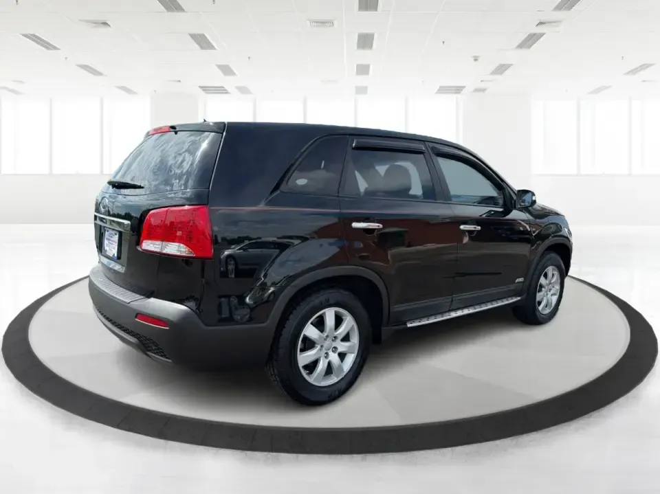 2013 Kia Sorento LX (5XYKTCA63DG) with an 2.4L I-4 gasoline direct injection engine, 6-Speed Automatic transmission, located at 1230 East Main St, Xenia, OH, 45385, (937) 908-9800, 39.688026, -83.910172 - 2013 Kia Sorento LX - Photo#2