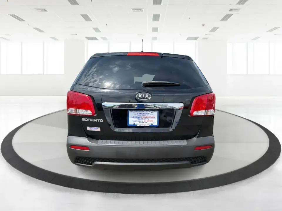 2013 Kia Sorento LX (5XYKTCA63DG) with an 2.4L I-4 gasoline direct injection engine, 6-Speed Automatic transmission, located at 1230 East Main St, Xenia, OH, 45385, (937) 908-9800, 39.688026, -83.910172 - 2013 Kia Sorento LX - Photo#3