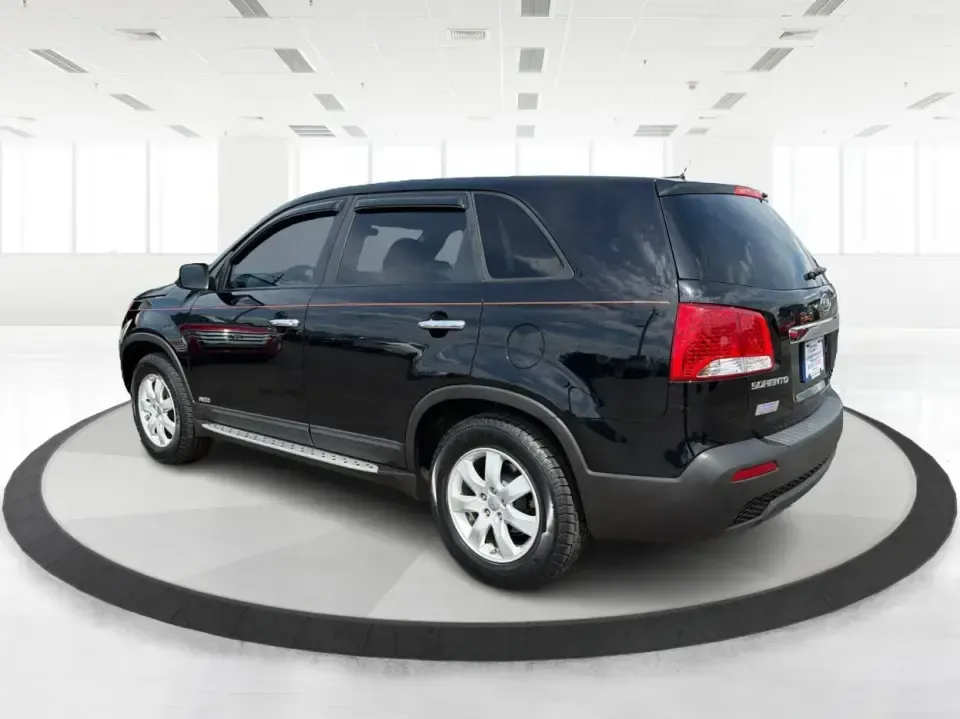 2013 Kia Sorento LX (5XYKTCA63DG) with an 2.4L I-4 gasoline direct injection engine, 6-Speed Automatic transmission, located at 1230 East Main St, Xenia, OH, 45385, (937) 908-9800, 39.688026, -83.910172 - 2013 Kia Sorento LX - Photo#4