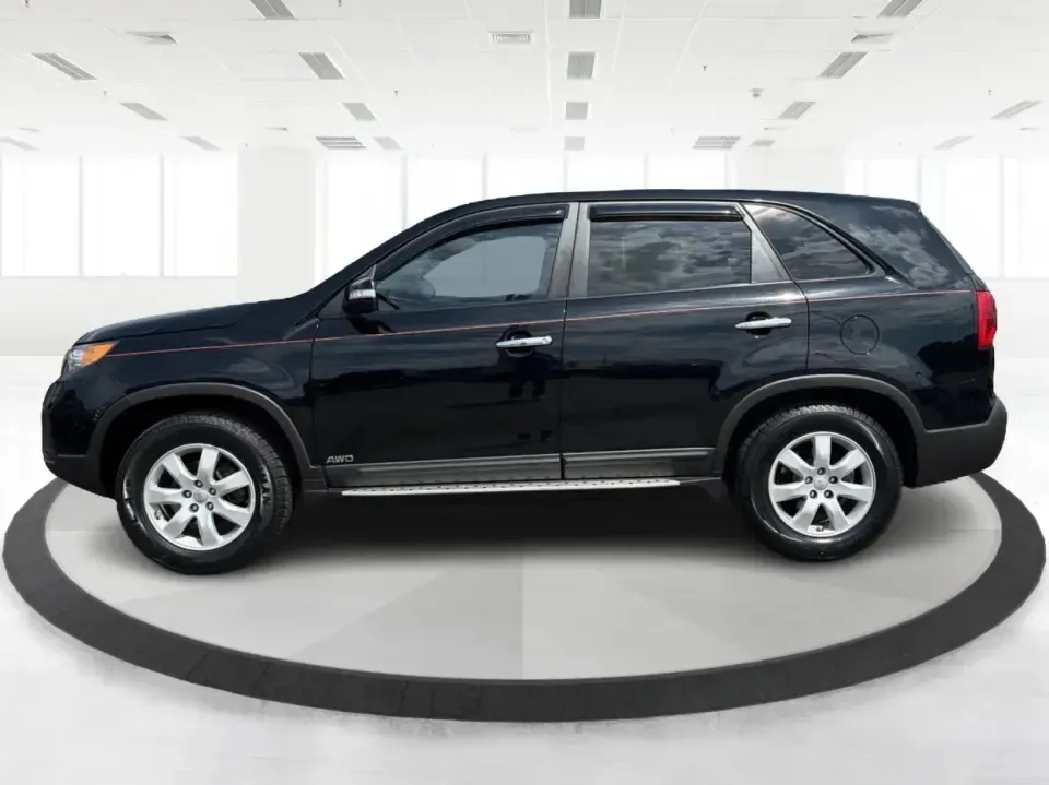 2013 Kia Sorento LX (5XYKTCA63DG) with an 2.4L I-4 gasoline direct injection engine, 6-Speed Automatic transmission, located at 1230 East Main St, Xenia, OH, 45385, (937) 908-9800, 39.688026, -83.910172 - 2013 Kia Sorento LX - Photo#5