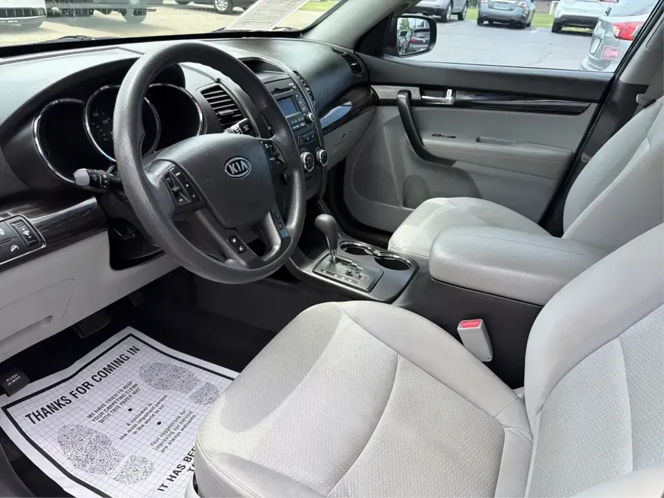 2013 Kia Sorento LX (5XYKTCA63DG) with an 2.4L I-4 gasoline direct injection engine, 6-Speed Automatic transmission, located at 1230 East Main St, Xenia, OH, 45385, (937) 908-9800, 39.688026, -83.910172 - 2013 Kia Sorento LX - Photo#9
