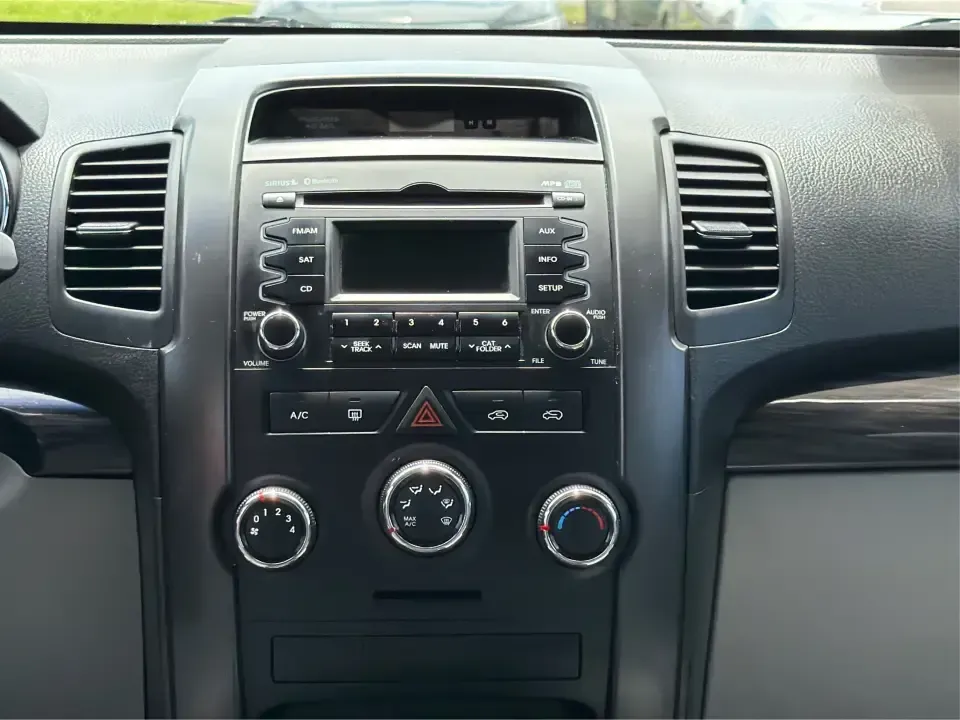 2013 Kia Sorento LX (5XYKTCA63DG) with an 2.4L I-4 gasoline direct injection engine, 6-Speed Automatic transmission, located at 1230 East Main St, Xenia, OH, 45385, (937) 908-9800, 39.688026, -83.910172 - 2013 Kia Sorento LX - Photo#13
